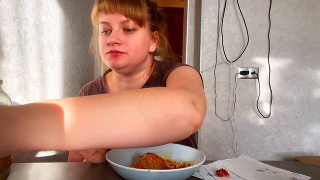 Ужин с Викулей/ Мукбанг/ У меня Ёжики / У Викули макароны/ У Викуси новые котятки/
