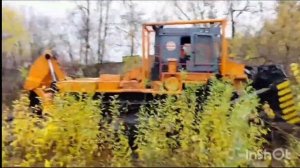 Снос здания бульдозером Т-330