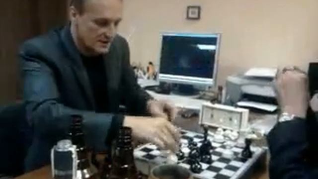 Обалденная игра в шахматы на Подоле. смотреть онлайн