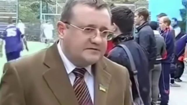 Сегодня открытие, чемпионата, Севастополя по дворовому футболу (мяч прилипает в голову)