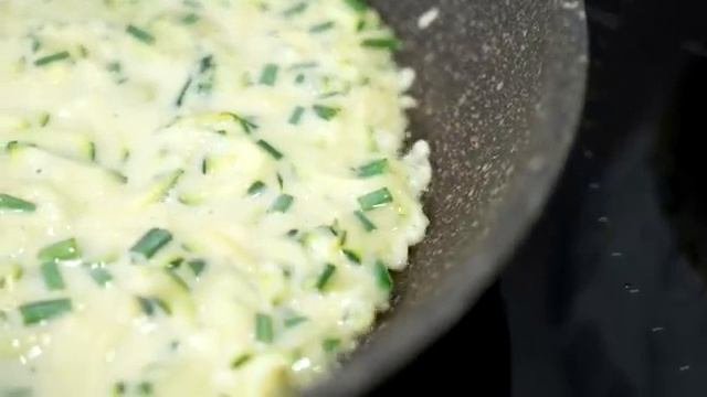 Просто натрите 1 кабачок и 1 картошку! САМЫЙ вкусный рецепт! Очень рекомендую приготовить смотреть онлайн