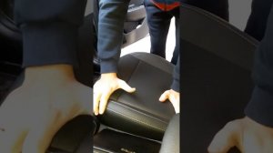 Как правильно садиться в машину.