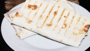 Лаваш с сулугуни и помидорами