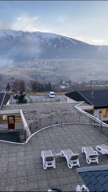 Гора в Пиренеях где находится горнолыжный курорт - вид с балкона отеля снято друзьями Карагандинца