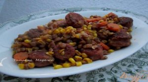 Сардельки с чечевицей и кукурузой