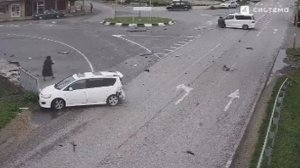 Страшное дтп в Абхазии: машина влетела в автобусную остановку