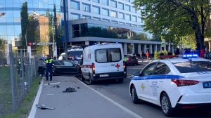 На севере Москвы иномарка сбила пешеходов и влетела в столб
