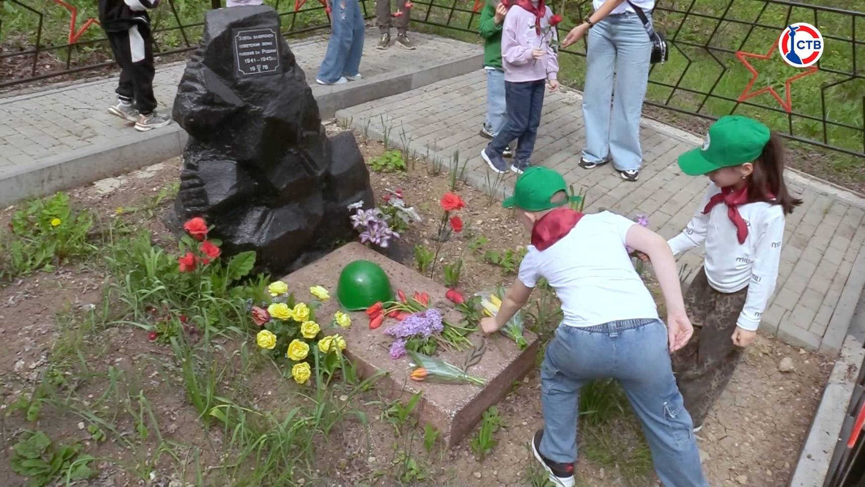 Учащиеся школьного лесничества посетили военные мемориалы партизанской славы
