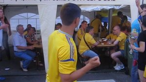 Украинские фанаты орут бандеровские кричалки