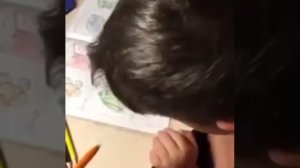 РЕБЁНОК ДЕЛАЕТ УРОКИ И МАТЕРИТСЯ