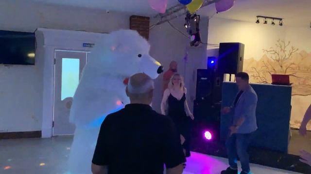 Необычный Сюрприз: Поздравление Девушки в Ресторане от Белого Медведя Аниматора! смотреть онлайн