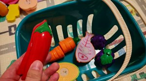 играем в овощи на липучках для малышей