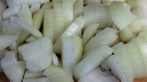 Мясо кролика с капустой и яблоком