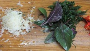 Салат из огурца и красной смородины