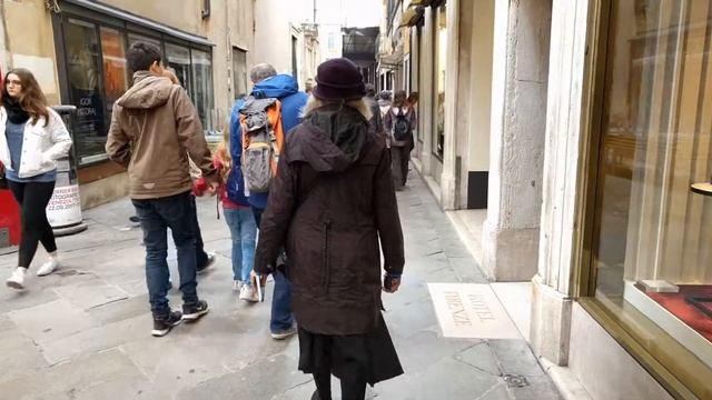 Walking to Hotel Saturnia & International смотреть онлайн