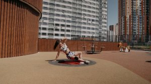 Тренировка на все группы мышц на открытом воздухе на встраиваемом батуте.