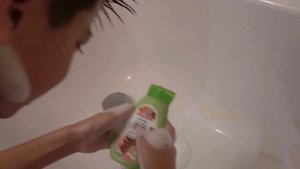 Разыграл брата Shampoo prank  Не заканчивающийся шампунь Never ending shampoo
