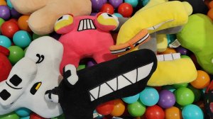 играем в мягкие игрушки для детей буквы алфавита лор в сухом бассейне, детский alphabet lore