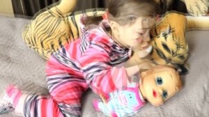 Эмилюша Как Мама укладывает Спать свои Непослушные игрушки! Видео песенка