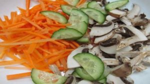 Острый салат из моркови с грибами и огурцом
