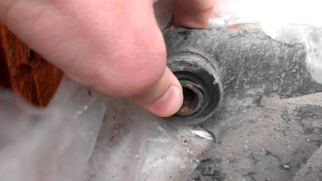 Разбитый передний сайлент-блок рычага Renault Megane II