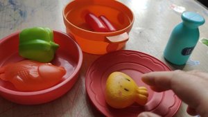 играем в повара, готовим на игрушечной детской посудке