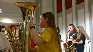 Ализе играет на тубе.