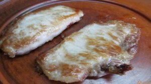 Свинина запеченная на яблоках под сливочным соусом