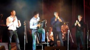 Магомед Дзыбов играет на гармошке