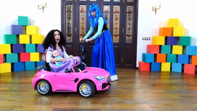 Весёлые игры дочки матери – Кукла БЕБИ БОН катается на машинке! – Смешные видео игры Baby Born