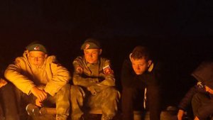 Разговоры у костра (Рисуют мальчики войну)