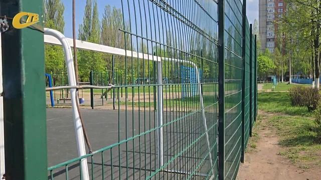 ПОСЛЕ ЖАЛОБЫ ТЕЛЕЗРИТЕЛЯ УСТАНОВИЛИ ОГРАДИТЕЛЬНУЮ СЕТКУ ВОКРУГ ФУТБОЛЬНОГО ПОЛЯ В ШКОЛЕ №11