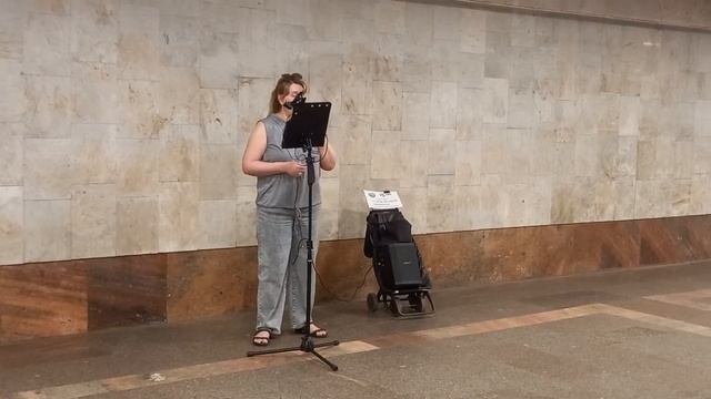 Cлушаем певицу......