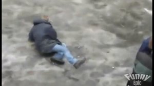 Приколы: Сильно чихнул! Мужик так чихнул – аж упал!