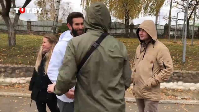 Люди встречают Всеволода Зарубина и Вадима Замировского смотреть онлайн