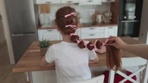 Нежная праздничная прическа для девочки на длинные волосы 🌸