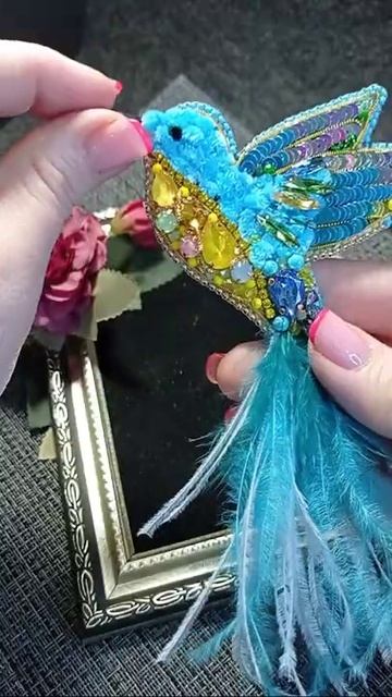 Брошь  _Птичка_ из бисера и перьев  Ручная работа #Shorts