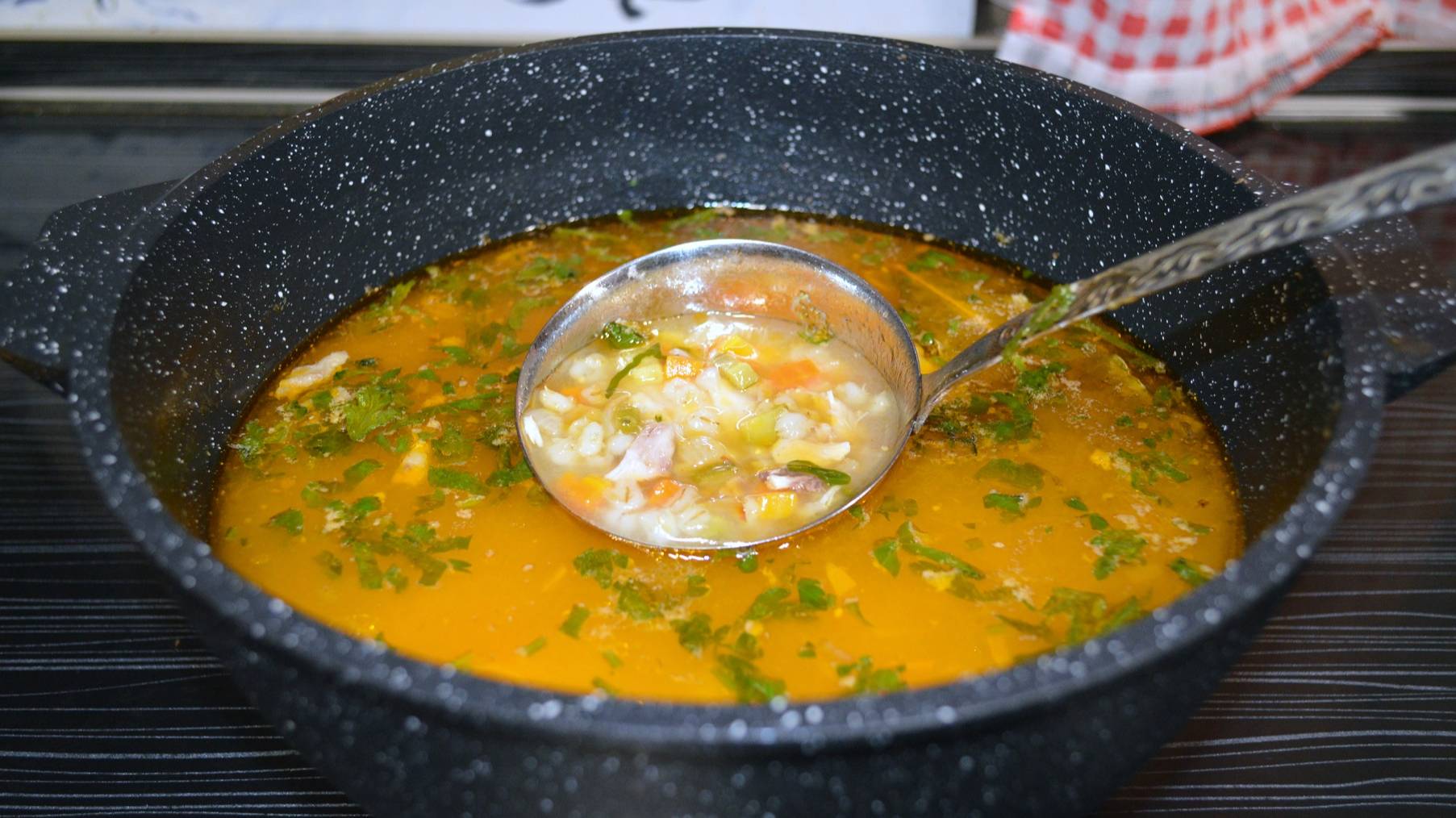 Рецепт РАССОЛЬНИКА с перловкой и огурцами. Суп в казане. Русская кухня. The soup in the cauldron