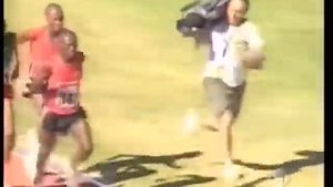 Человек с камерой обогнал бегуна Cameraman overtook runner