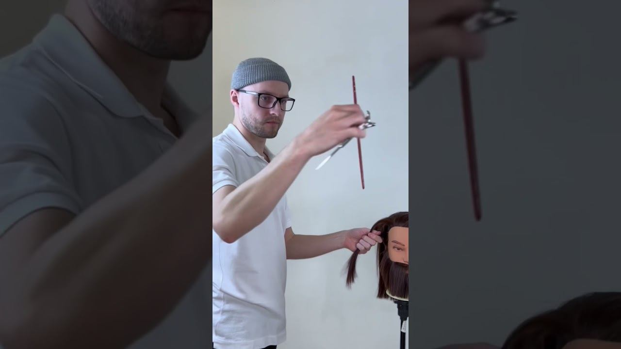 Положение тела во время стрижки / Как правильно держать расческу барьеру / Мужские стрижки смотреть онлайн