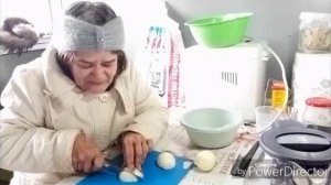Готовлю ужин и общаюсь.