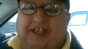 Прикол! Поет в машине)