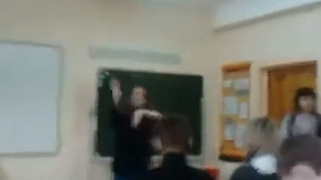 Девочка Лена танцует на уроке литературы))) смотреть онлайн