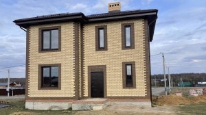 Двухэтажный дом в поселке у леса и реки