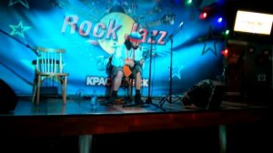 Парень отжигает Metallica на балалайке