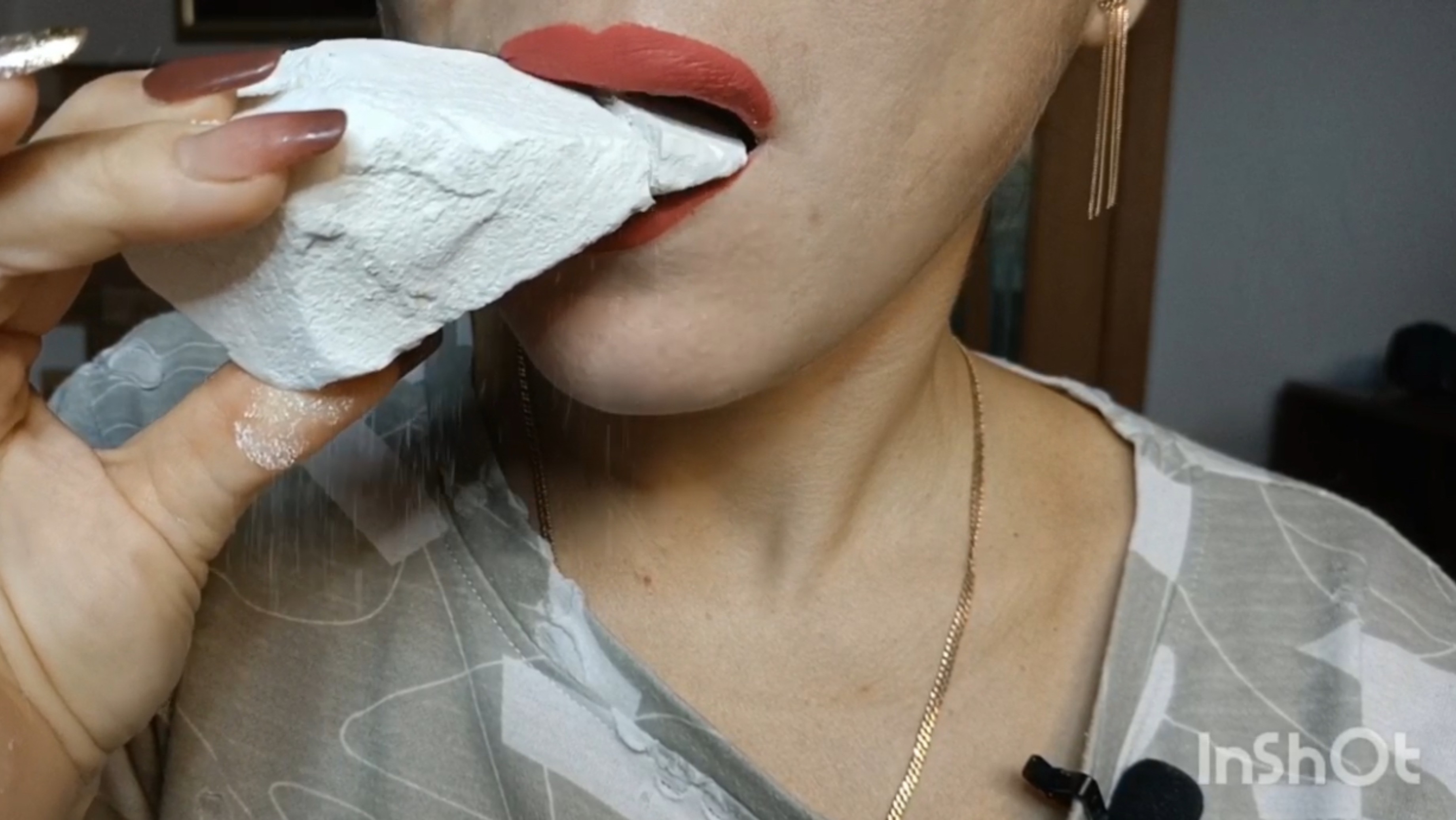 Что то на меловом. Хруст мелом . Архивный ролик. смотреть онлайн