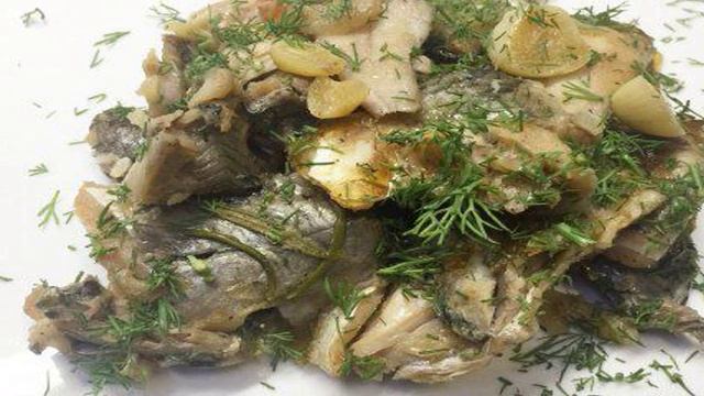 Рыба запеченная в соевом соусе с луком и чесноком