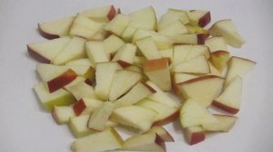 Свинина, приготовленная с черносливом и яблоками