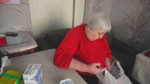 Получила пенсию купила 6 конфеток за 2000 рублей День в Сибири Работаю на садовом участке ДЕРЕВНЯ