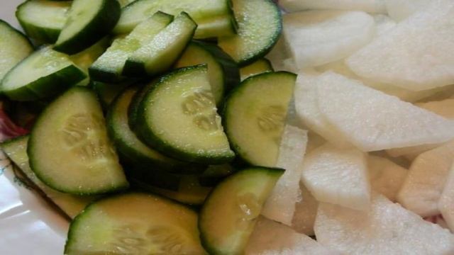 Салат из дайкона с болгарским перцем и огурцом